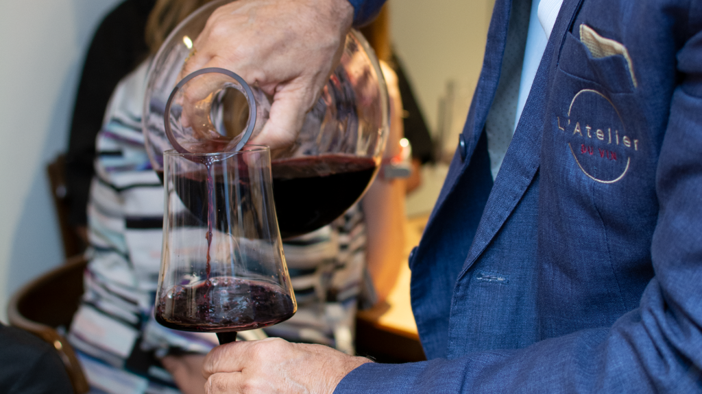Taças de vinho durante degustação comparativa entre diferentes rótulos